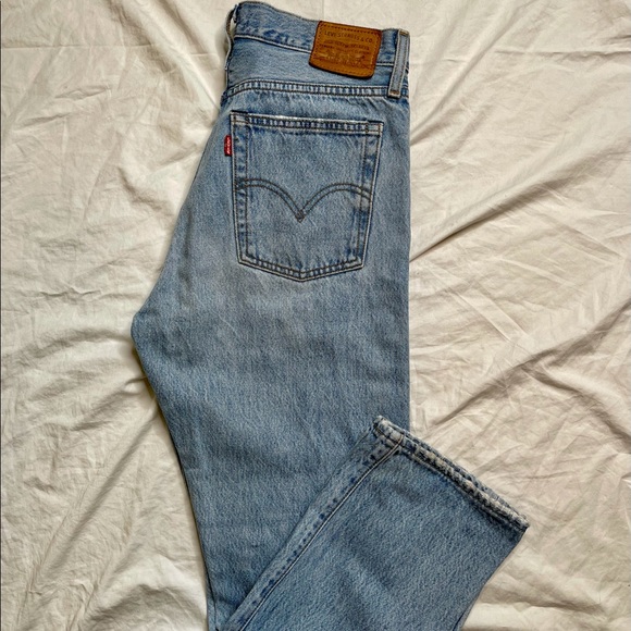 ❗️SOLD❗️Levi’s distressed wedgie straight